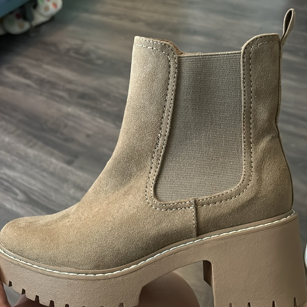 Universal Threads Chelsea Boots - Picture 4 of 5